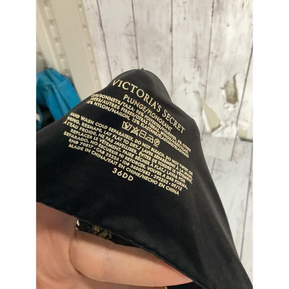 VICTORIA SECRET FABULOUS PLUNGE FRONT HOOK BLACK W/ RED ROSES SIZE 36DD - Picture 3 of 3